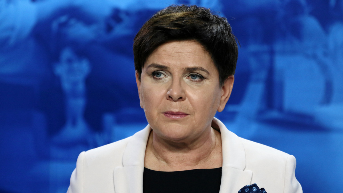 Beata Szydło jest gościem "Rozmów niedokończonych" w Radiu Maryja. Premier mówi o rekonstrukcji rządu i jutrzejszym głosowaniu nad wnioskiem o wotum nieufności dla jej gabinetu. Szefowa rządu skrytykowała również rządy poprzedniej koalicji PO-PSL. Nawiązując do jednego z kabaretów, powiedziała, że woli kojarzyć się "z polskim niedzielnym rosołem, niż z ośmiorniczkami z Sowy i Przyjaciół".