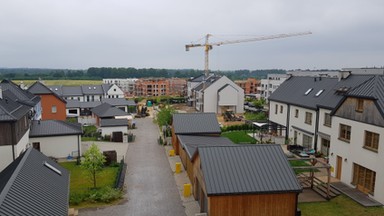 Nowe osiedle w szczerym polu. Mieszkańcy odcięci od świata