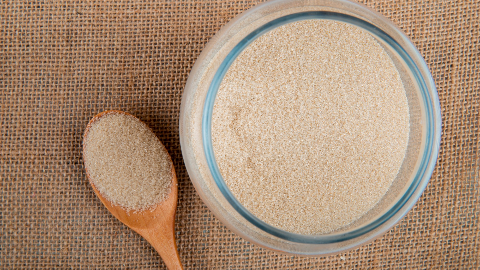 Psyllium je bohatým zdrojom rozpustnej vlákniny, ktorá podporuje pravidelné vyprázdňovanie a môže prispievať aj k udržaniu zdravej hladiny cholesterolu. (Ilustračný obrázok)