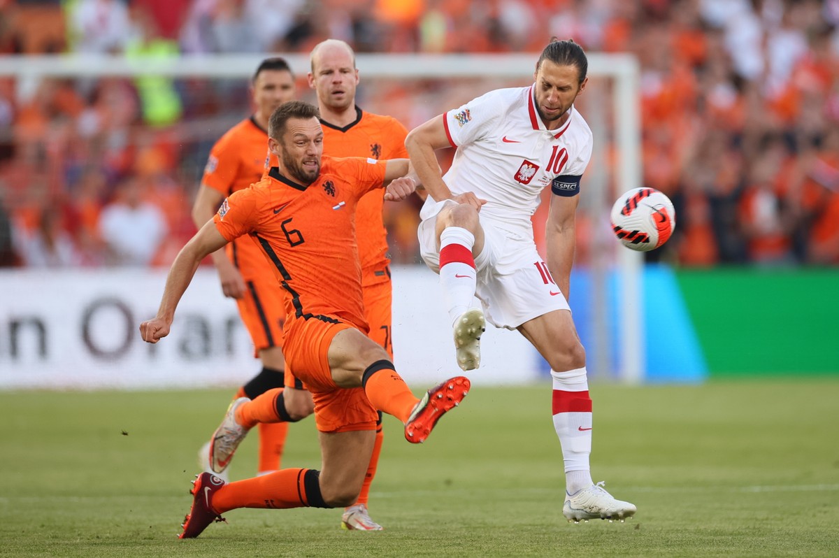 Piłkarz reprezentacji Polski Grzegorz Krychowiak (P) i Stefan de Vrij (L) z Holandii podczas meczu Ligi Narodów w Rotterdamie