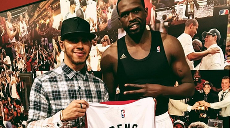 Lewis Hamilton (balra) megkapta ajándékba Luol Deng mezét, amire rendkívül büszke / Fotó: Instagram