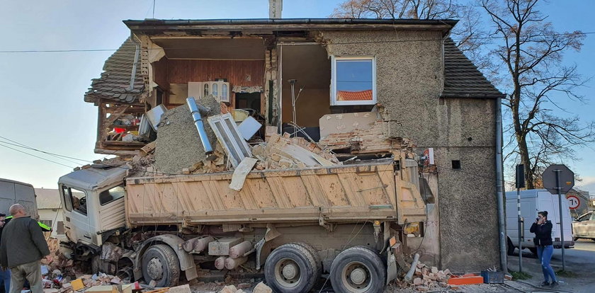 Ciężarówka uderzyła w dom! Szukali ludzi pod gruzami