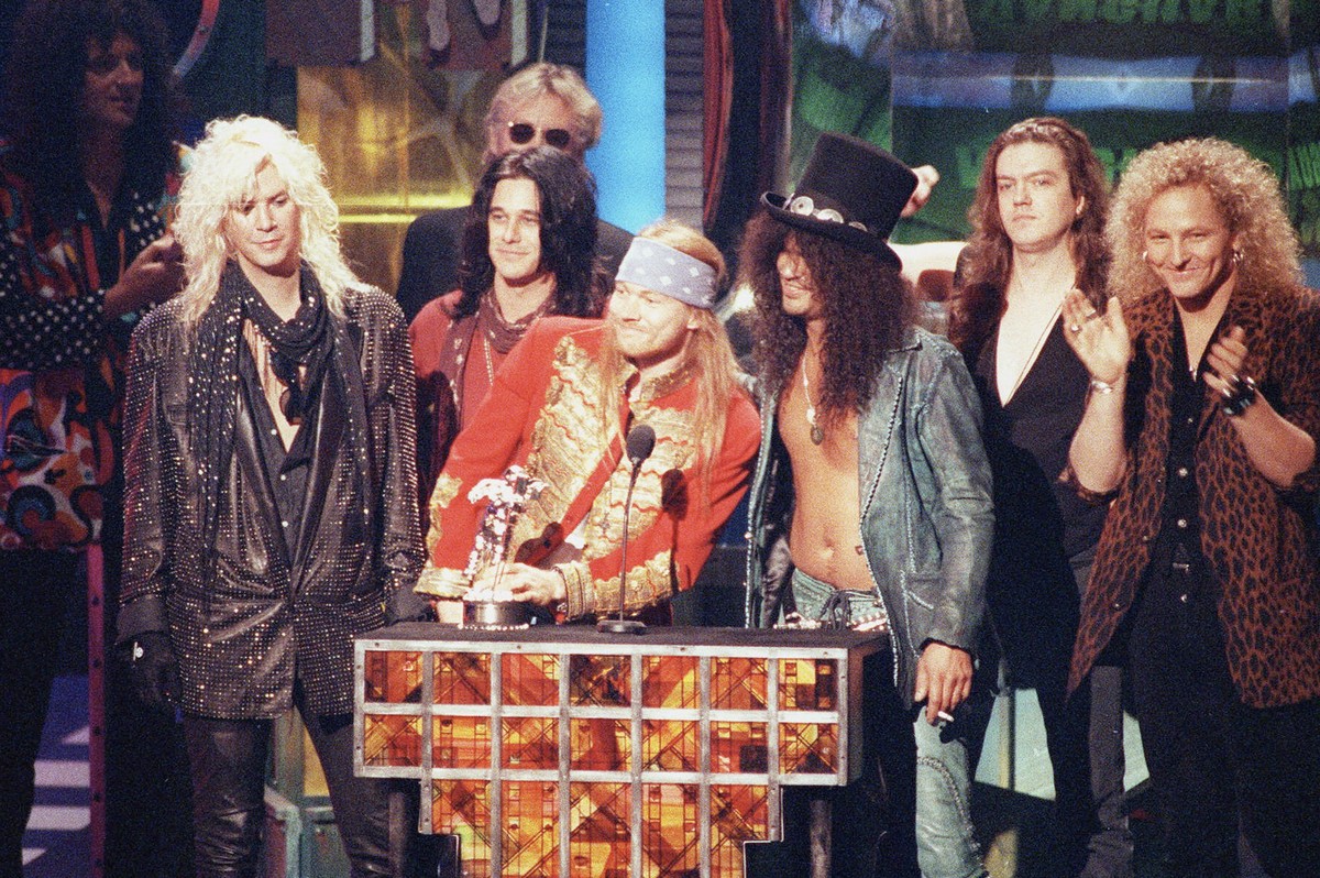 Duff McKagan na scenie z Guns N' Roses