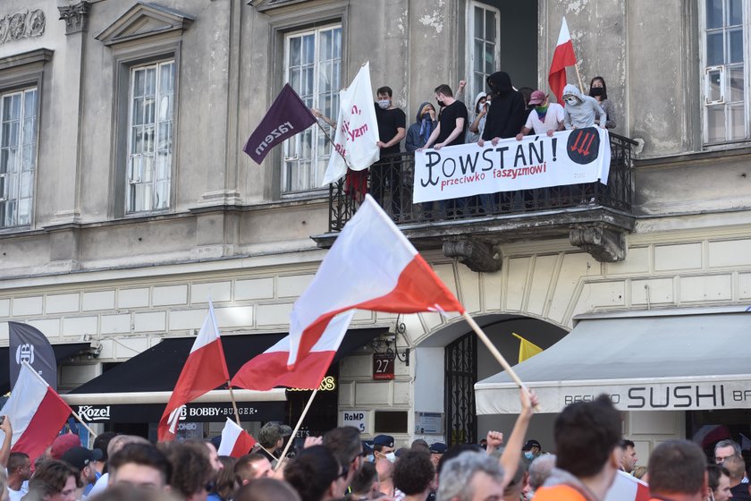 Tęczowe flagi i białe róże na Marszu Powstania Warszawskiego. Interweniowała policja