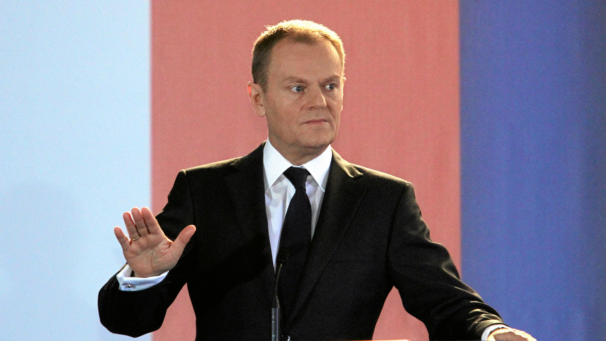 Na łamach świątecznego wydania "Gazety Wyborczej", premier Donald Tusk odpowiada Jarosławowi Kaczyńskiemu na jego wcześniejszy artykuł w tej gazecie. Twierdzi, że lider PiS pokusił się w swoim tekście o stworzenie definicji "prawdziwego Polaka". - Rozumiem intencje, ale uważam, że polityk nie powinien tego robić. Choćby dlatego, że wyrzuca to poza nawias wszystkich tych, którzy z różnych przyczyn tej definicji nie spełniają, bądź spełniać nie chcą - pisze Tusk.