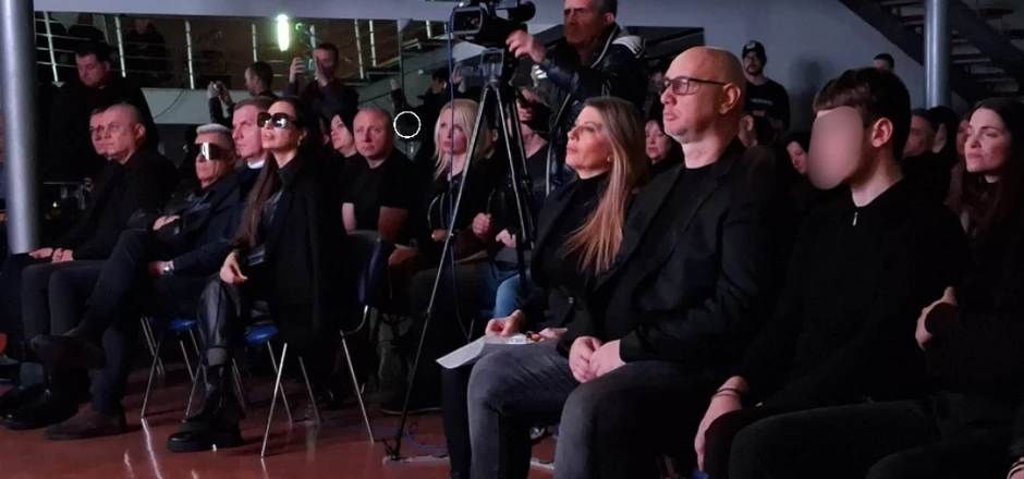 Viki sa porodicom na komemoraciji