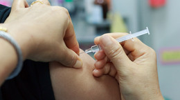 Rodzice zaoszczędzą ponad 200 zł. Ruszą refundowane szczepienia na HPV dla nastolatków