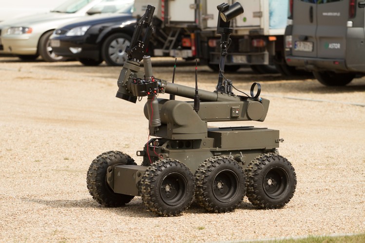 Oprócz konstrukcji studenckich na dodatkowym torze można było obejrzeć co potrafią profesjonalne roboty, wykorzystywane przez wojsko czy policję. 
<br>European Rover Challenge 2015, Pokaz robota wojskowego. <br><br>fot. (cat) PAP/Michał Walczak