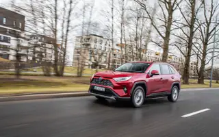 Toyota RAV4 2.5 Hybrid FWD – odpowiedni zapas mocy | TEST