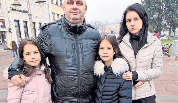 NIS02 Miodrag Mitrovic sa cerkama Nadjom i bliznakinjama Ivom i Janom foto Branko Janackovic