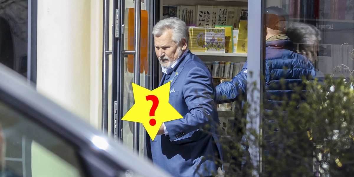 Aleksander Kwaśniewski na zakupach w centrum Warszawy. Wiemy co i dla kogo kupił