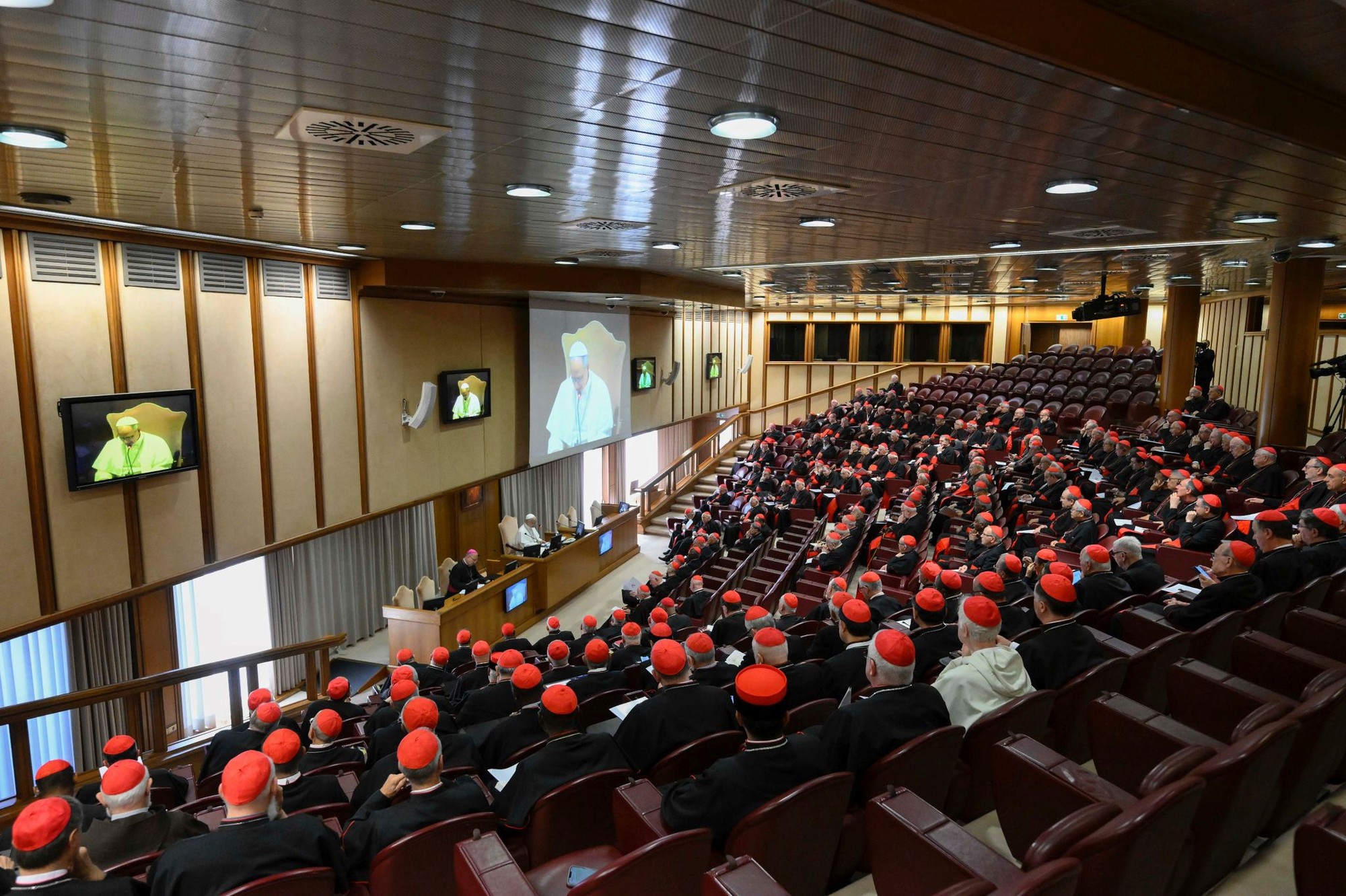 Lev XIV. počas svojej prvej oficiálnej audiencie s kardinálmi v Novej synodálnej aule.