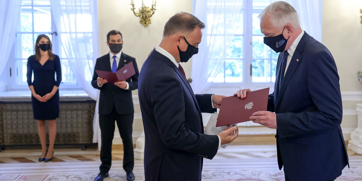 Prezydent Andrzej Duda wręczył w sobotę liderowi Porozumienia Jarosławowi Gowinowi akt odwołania z funkcji wicepremiera i ministra rozwoju, pracy i technologii. 