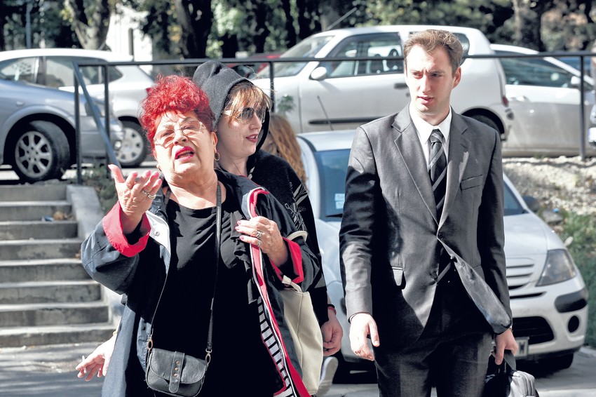 Tanja Lakić Mahud (sa kapuljačom na glavi) danas ispred suda