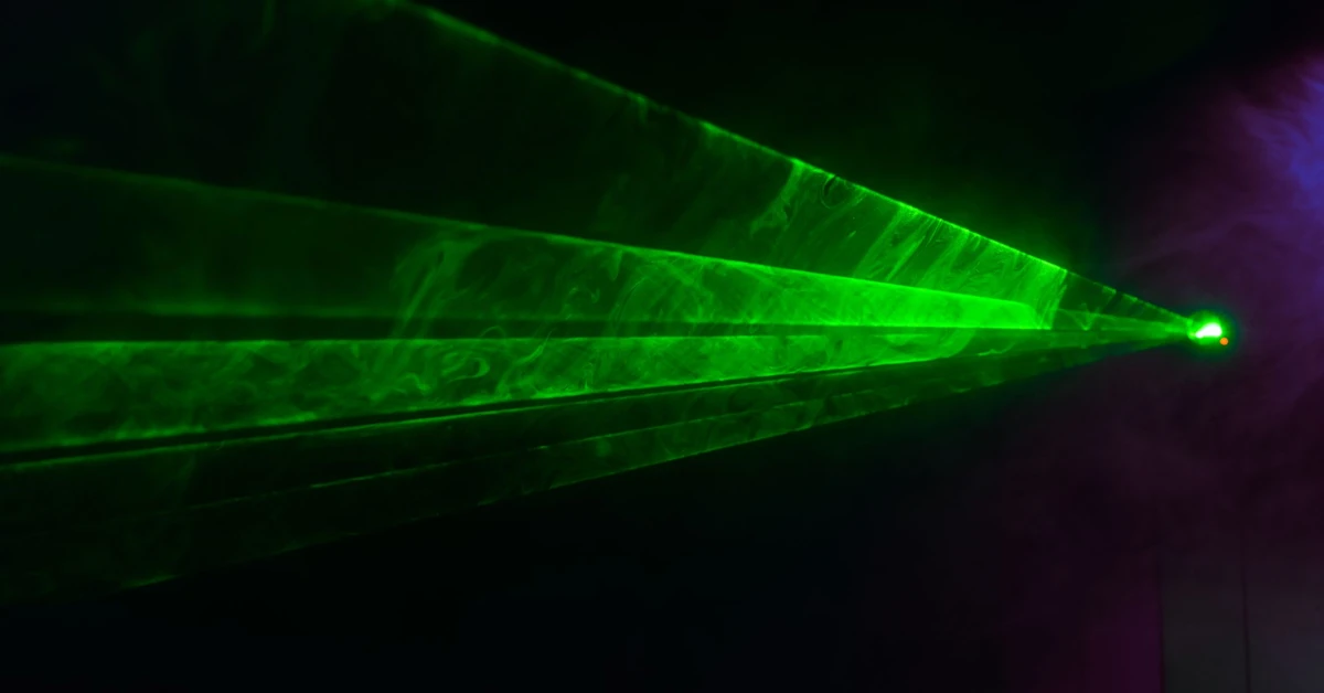 Fotony pod kontrolą: nowa metoda oczyszczania światła dla technologii kwantowych