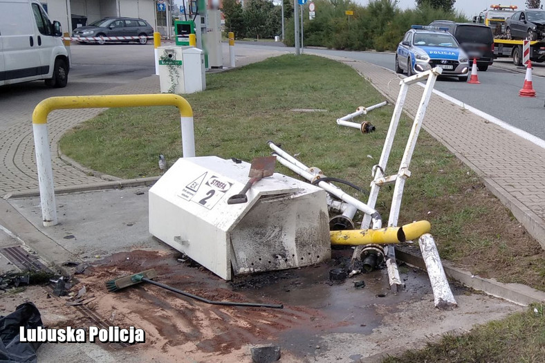 Pijany kierowca wjechał w stację paliw