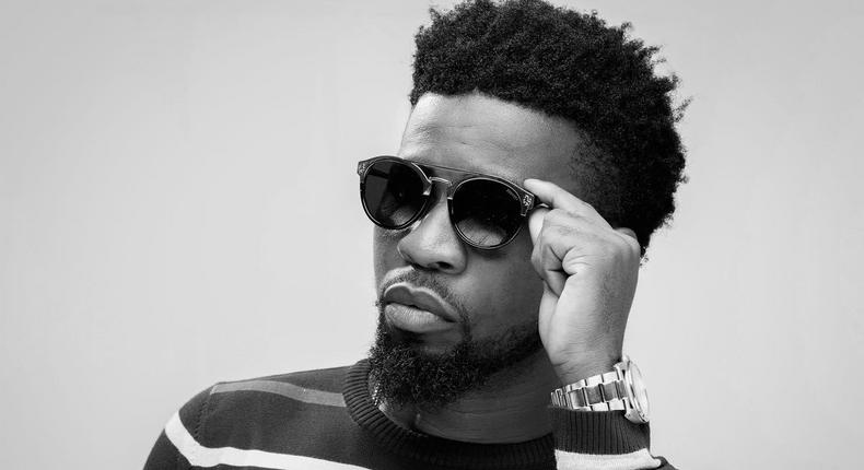 Bisa Kdei in spectacles