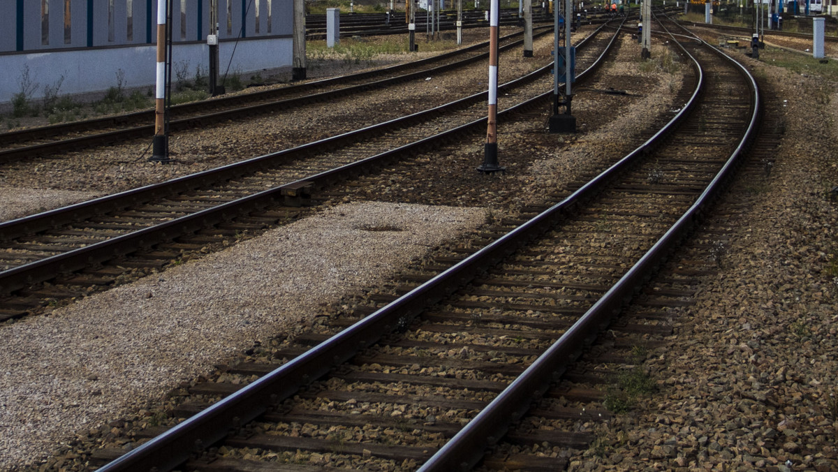 Po tym jak szynobus w nocy ze środy na czwartek wjechał w przewożone na naczepie tira elementy turbiny wiatrowej, nieprzejezdna jest linia kolejowa na trasie Szczecin-Kołobrzeg – podały służby kolejowe.