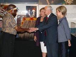 Chcemy więcej takich stylizacji i kobiet w polityce! Rewelacyjny look 60-letniej australijskiej pani minister. FOTO