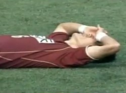 Szok! Zobacz samobója z połowy boiska