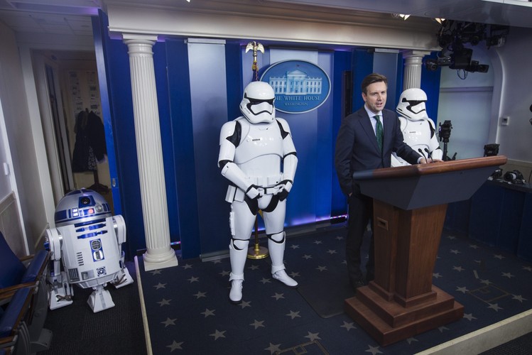 R2-D2 ze szturmowcami w Białym Domu