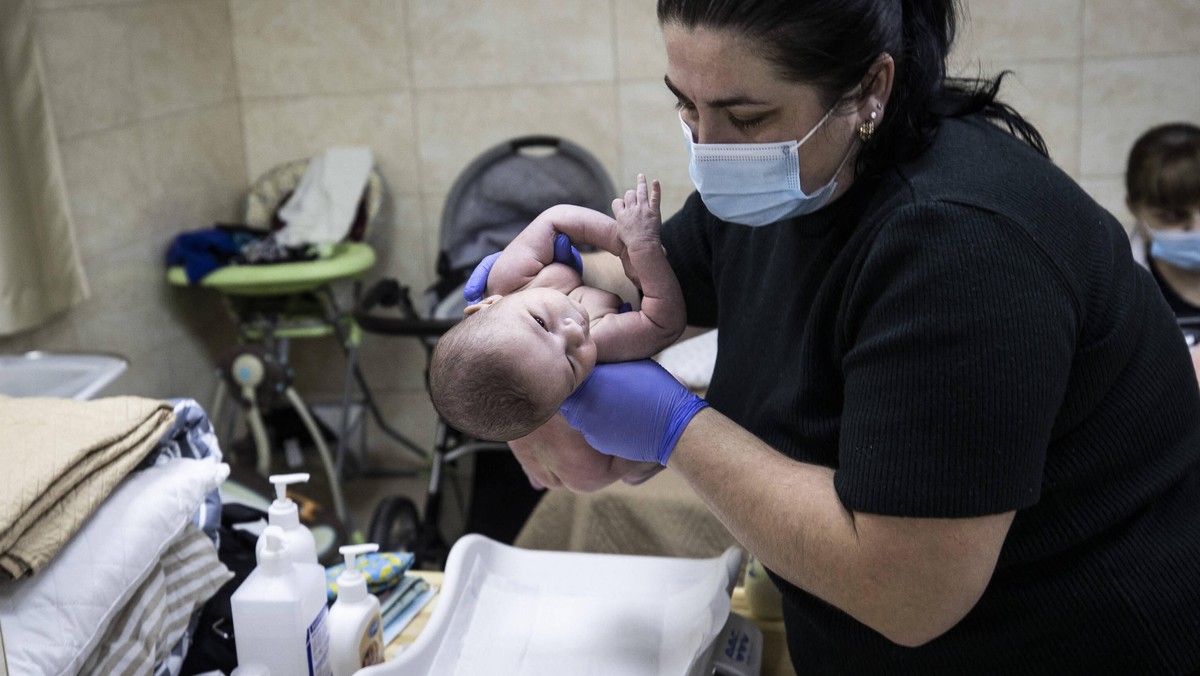 Dzieci urodzone przez surogatki w jednej z kijowskich klinik 