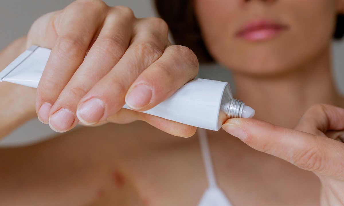 Ta taniutka maść potrafi niemal wszystko. Zastąpi drogi krem, pomadkę i balsam