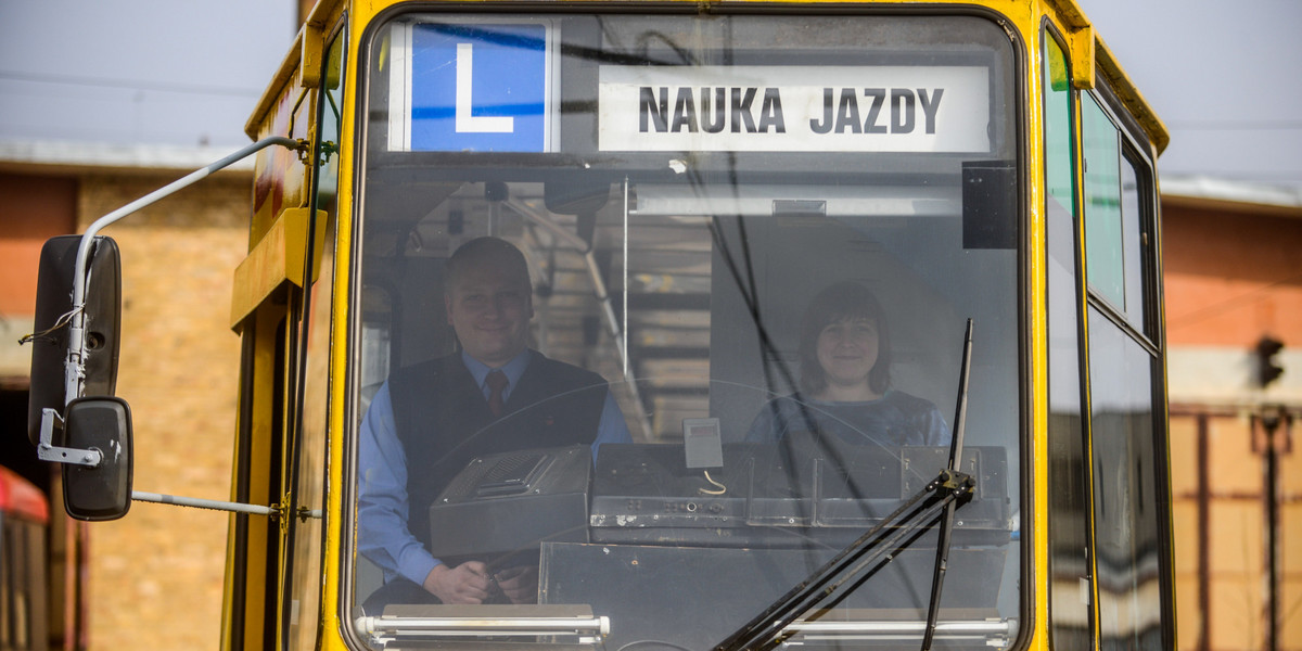  Przedsiębiorstwa realizujące przewozy tramwajowe, oferują kandydatom na motorniczych bezpłatne kursy jazdy tramwajem, który kończy się egzaminem państwowym