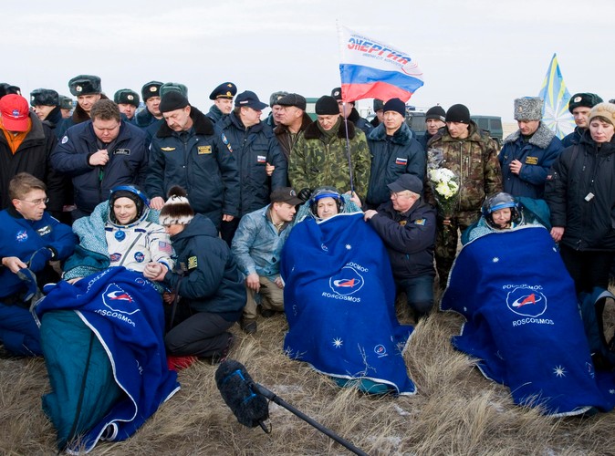 Załoga Sojuza - Rosjanin Fiodor Jurczychin i Amerykanie Doug Wheelock i Shannon Walker - po wylądowaniu w Kazachstanie