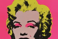 Urodzony w 1928 roku Warhol, potomek imigrantów ze Słowacji od dzieciństwa obsesyjnie śledził popkulturę, a jego największą fascynacją była postać aktorki Marilyn Monroe. Portet Marilyn z 1962 roku stał się zaś jedną z najpopularniejszych prac artysty.  N