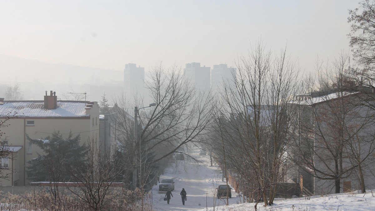 W Kielcach i prawie w całym województwie świętokrzyskim pogarsza się stan powietrza. Mieszkańcy regionu znowu mają powody do zmartwień, bo normy stężenia niebezpiecznych dla zdrowia pyłów są przekroczone kilkukrotnie.