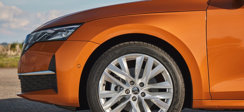 Nowa Skoda trzęsie rynkiem. Ma silnik 1.5 i pali 4,5 l na 100 km. Cena hitem