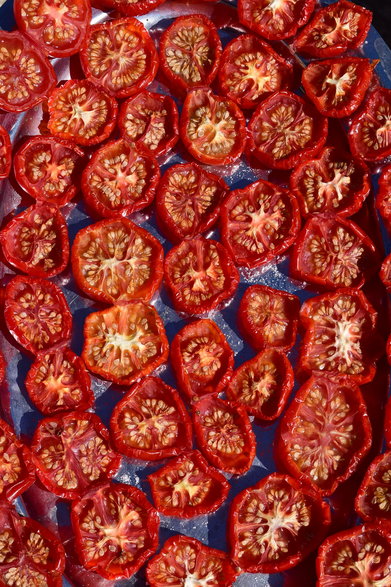 Suszone pomidory można wykorzystać jako dodatek do wielu potraw - ulleo/pixabay.com