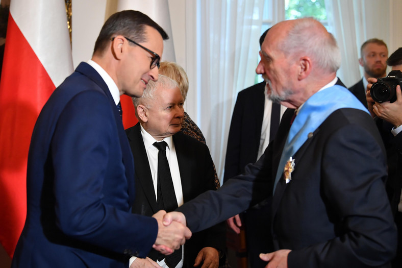 Premier Mateusz Morawiecki i prezes Prawa i Sprawiedliwości Jarosław Kaczyński składają gratulacje Antoniemu Macierewiczowi 