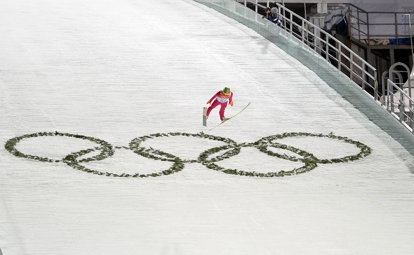 Tak Kamil Stoch frunął po złoto, a potem cieszył się z medalu
