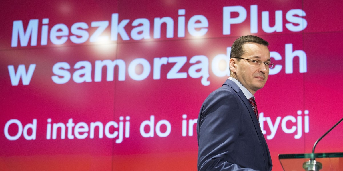 Mateusz Morawiecki podczas podpisywania pierwszej umowy inwestycyjnej w programie Mieszkanie Plus