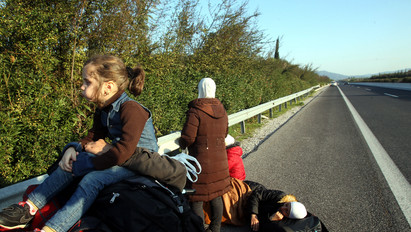 Naponta 580 menekültet engednek át a Balkánon