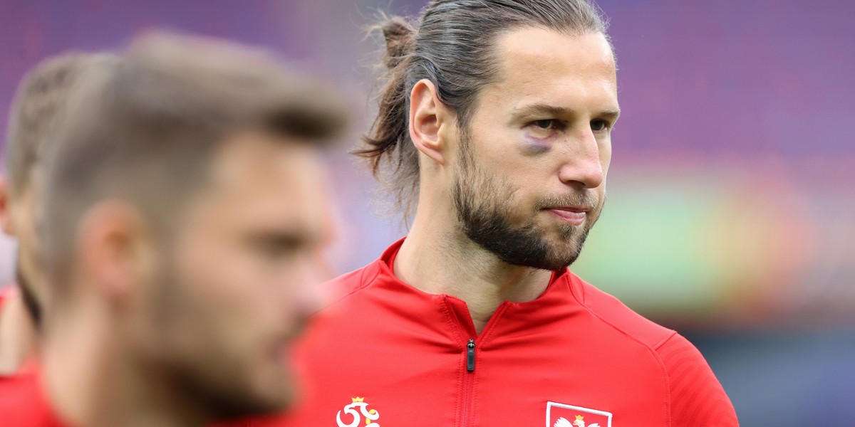 Grzegorz Krychowiak ma ślad po starciu z Axelem Witselem. 