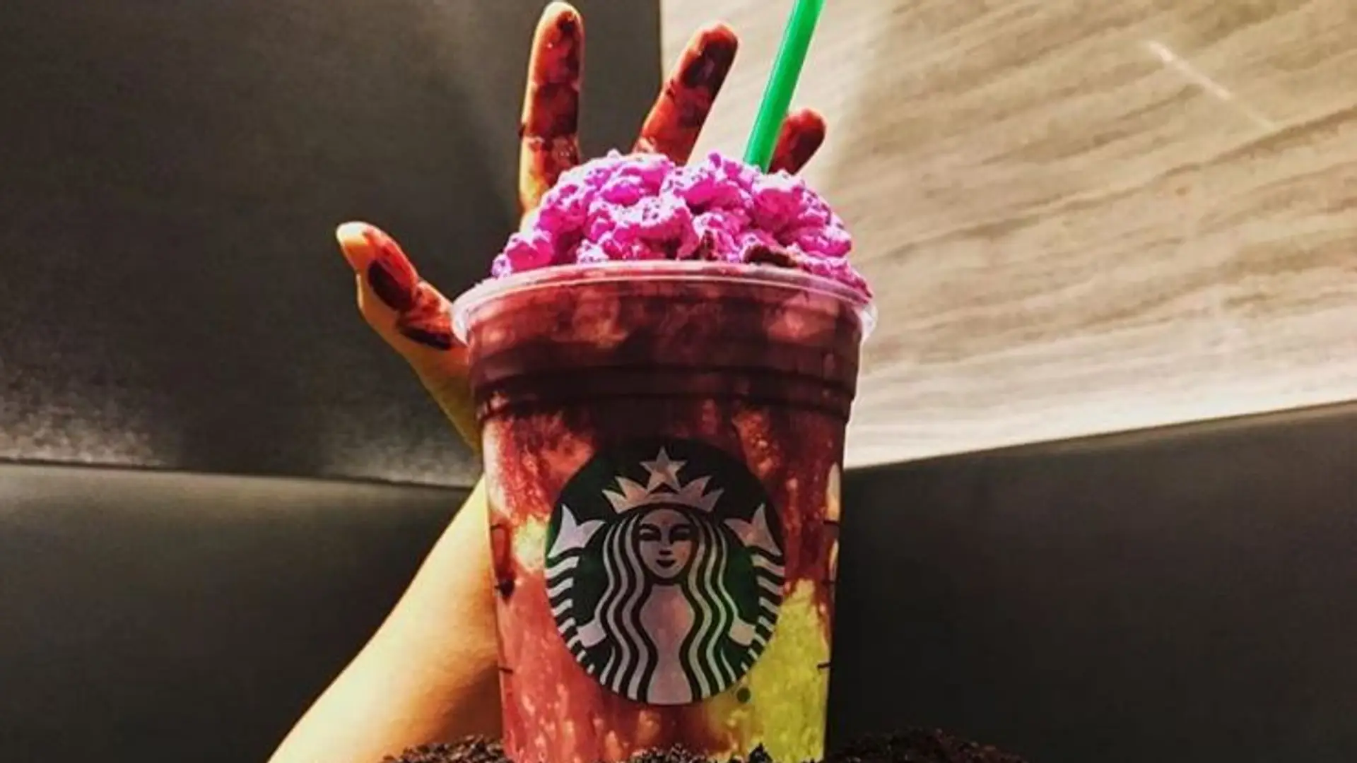 Zombie frapuccino w sam raz na Halloween. Wygląda upiornie