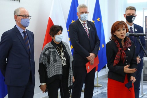 Warszawa, 14.12.2021. Wicemarszałek Senatu Gabriela Morawska-Stanecka (2P), senator Wojciech Konieczny (3P) oraz posłowie Robert Kwiatkowski (L), Joanna Senyszyn (2L) i Andrzej Rozenek (P) podczas konferencji prasowej w siedzibie polskiego parlamentu w Warszawie, 14 bm. Politycy poinformowali o odejściu we wtorek z klubu Lewicy i stworzeniu koła Polskiej Partii Socjalistycznej. Przewodniczącym koła został obecny szef PPS senator Konieczny. (kf) PAP/Rafał Guz