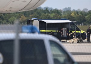 Nemačka policija na aerodromu u Lajpcigu 5. avgusta nakon otkrića naoružanog drona