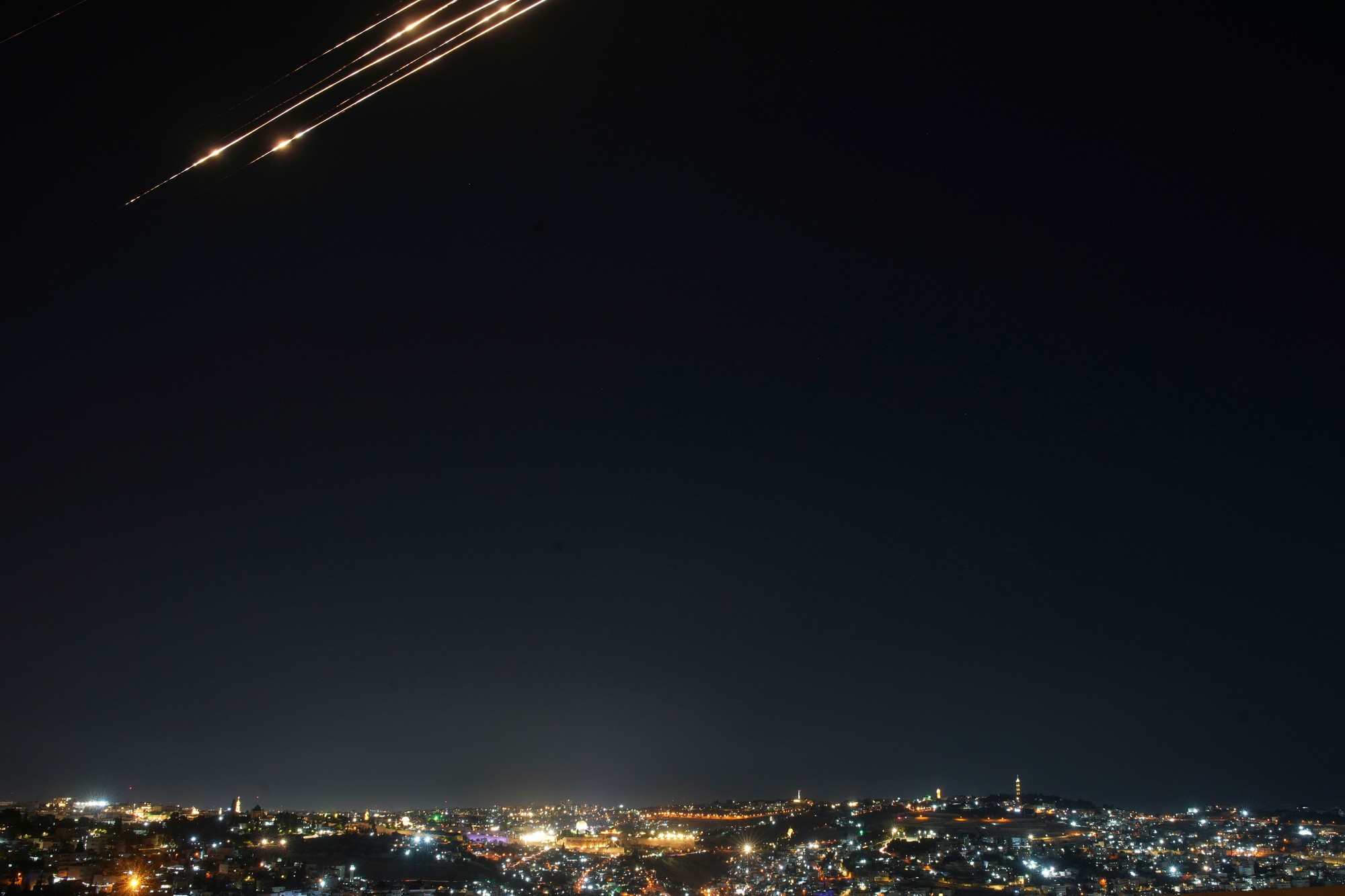 Žiara nad Jeruzalemom počas poplachu pred raketovým útokom.