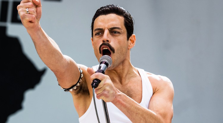 Rami Malek a Bohém rapszódiában Freddie Mercury szerepében.