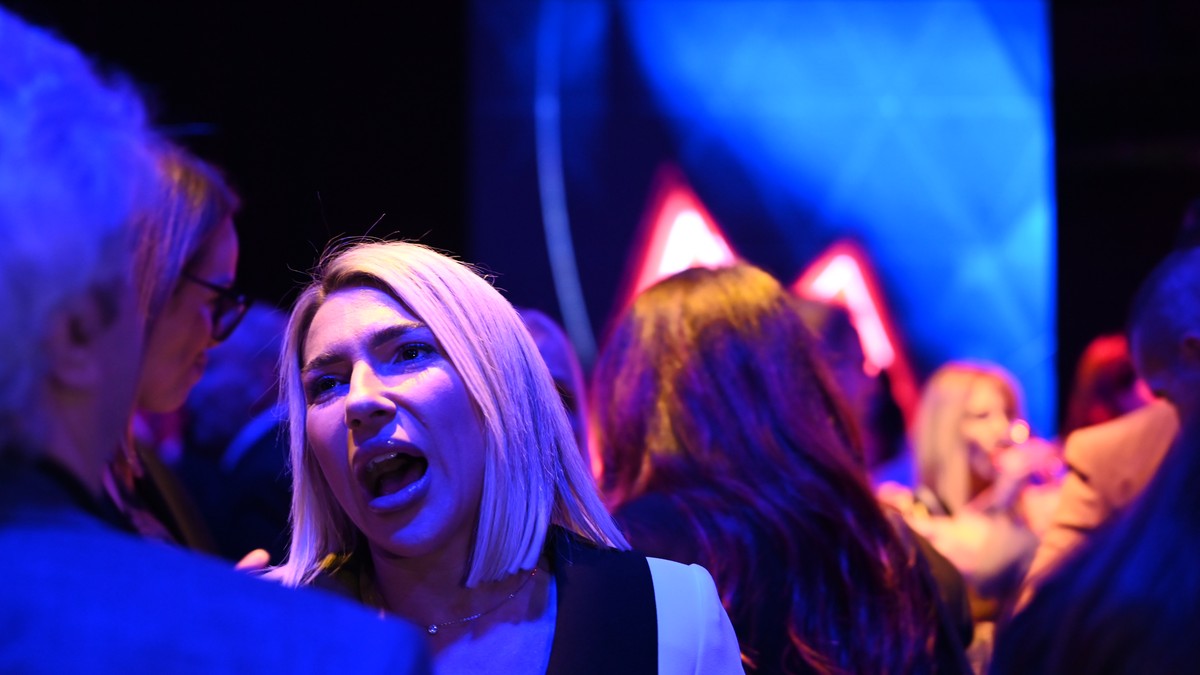 Žurka povodom 10. rođendana: Poznati prošetali crvenim tepihom, Jovana Jeremić i Marić nasmejani za istim stolom (Video)