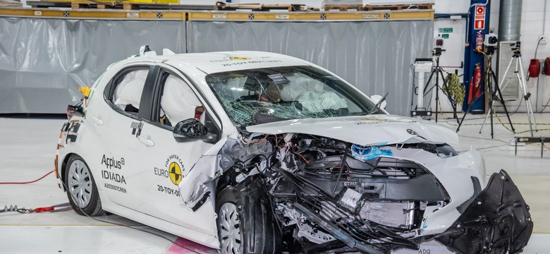 Nowa Toyota Yaris rozbita według nowych zasad. Czy jest bezpieczna w zderzeniu z SUV-em?
