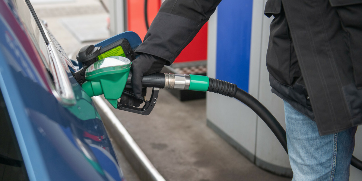 W drugiej połowie lutego spadek cen paliw znacząco wyhamuje.