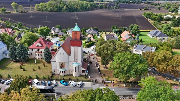 Kościół Świętego Józefa i urzekająca panorama Żórawiny.