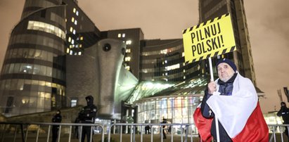 Policja w TVP. Demonstracja przed budynkiem. Zastanawia jedna rzecz