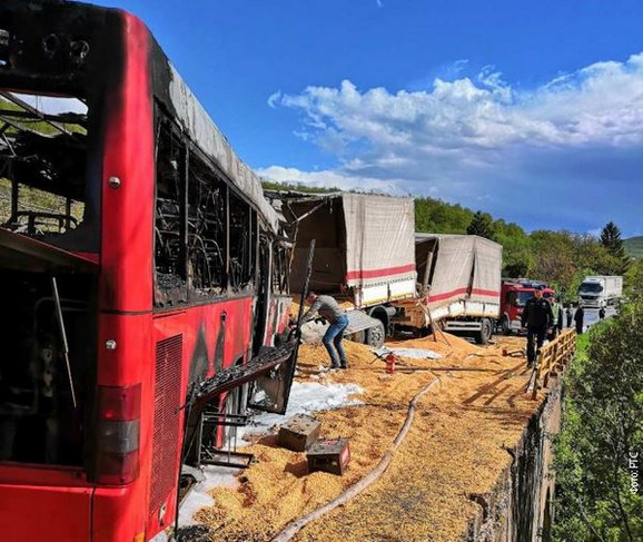 TeÅ¾ak sudar kamiona i autobusa: poginule Äetiri osobe /foto: RTS