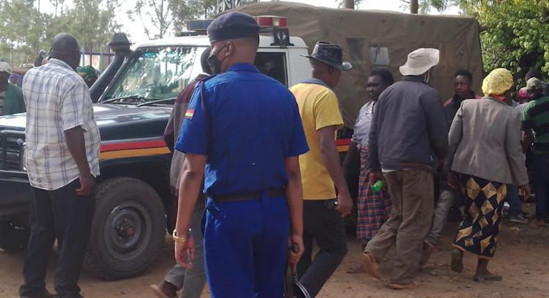 Police and residents of Kenya’s Kirinyaga County at a robbery scene